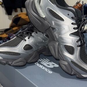 New Balance 9060 X, mode de vie lifestyle, Black and Gray Sneakers, brand new.